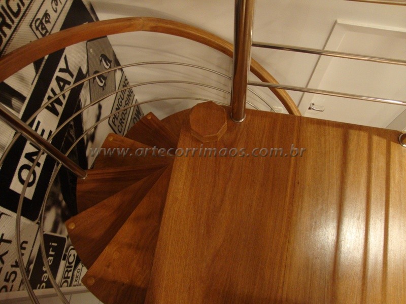 Escada Caracol degraus de cumaru maciço com acabamento