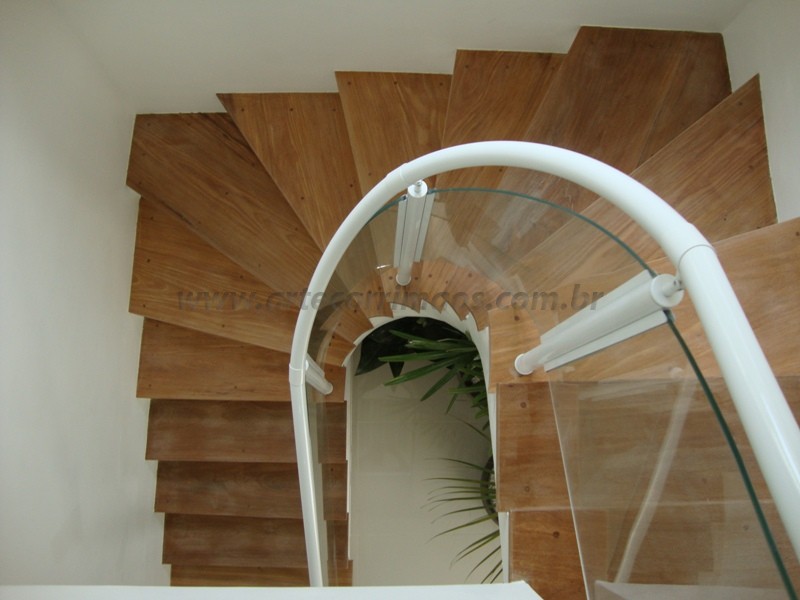 escada com corrimaos vidro curvo transparente