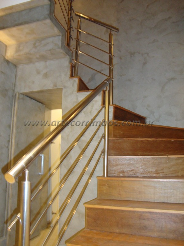 corrimão em inox em escada residencial piso madeira