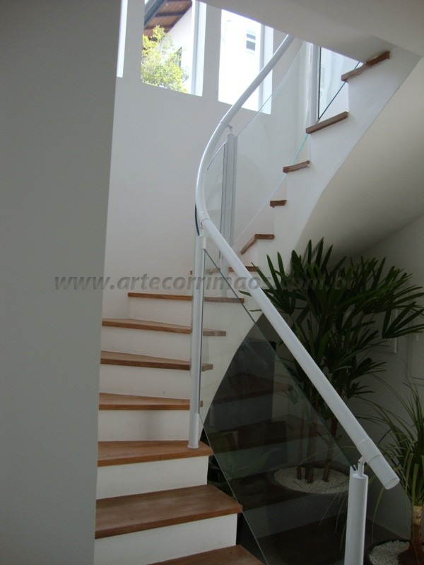 escada com corrimãos branco fechado com vidro curvado