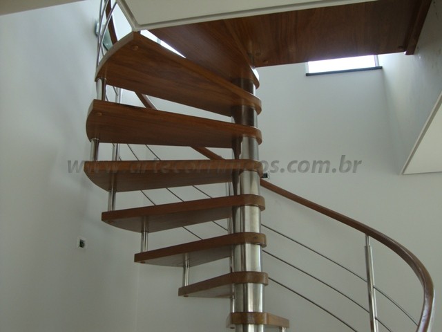 escada inox e madeira caracol