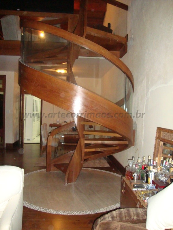 escada caracol em madeira