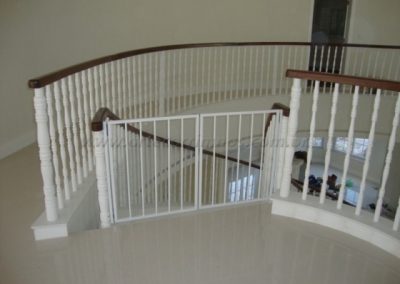 Portãozinho branco topo de escada