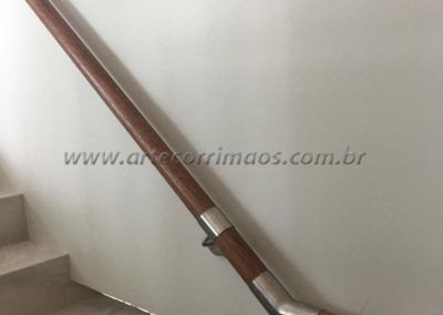 CORRIMÃO DE PAREDE MADEIRA COM CONEXÕES EM INOX 1