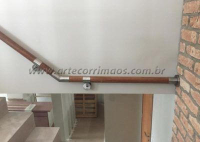 CORRIMÃO DE PAREDE MADEIRA COM CONEXÕES EM INOX 5