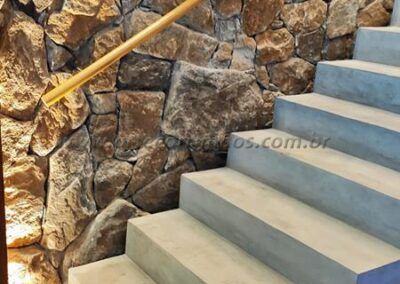 Corrimao de Parede Tubular Peroba Mica Fixado na Pedra com Suporte em Inox Embutido na Lateral da Madeira 2
