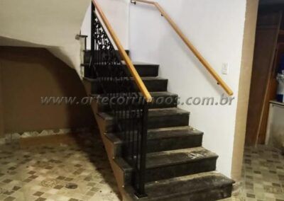 Guarda Corpo em Ferro e Madeira Com Ornamento Floral Modelo Escolhido para Casa Toda em Diversos Ambientes 1