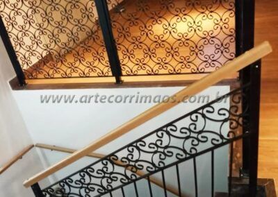 Guarda Corpo em Ferro e Madeira Com Ornamento Floral Modelo Escolhido para Casa Toda em Diversos Ambientes 19