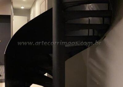 Guarda Corpo em Chapa de Ferro Trabalho Artesanal Curvo Pintura Preto em Escada Existente 1