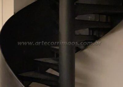 Guarda Corpo em Chapa de Ferro Trabalho Artesanal Curvo Pintura Preto em Escada Existente 5