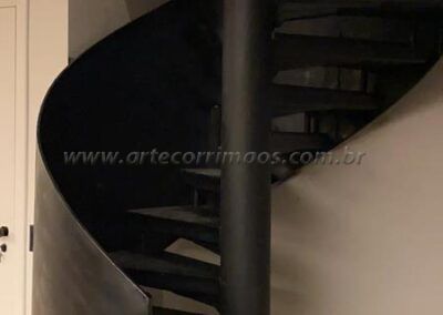 Guarda Corpo em Chapa de Ferro Trabalho Artesanal Curvo Pintura Preto em Escada Existente 6