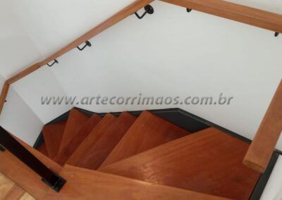 Corrimão de Madeira Angelim suporte de ferro pintura eletrostatica (2)