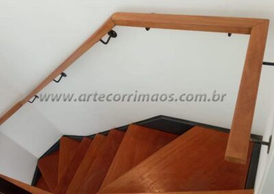 Corrimão de Madeira Angelim suporte de ferro pintura eletrostatica (3)
