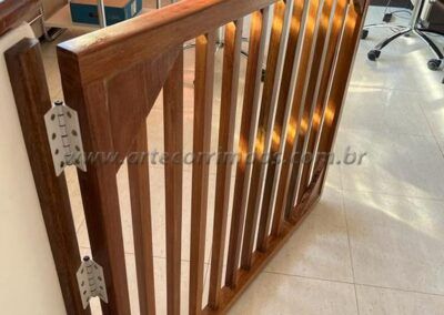 Portãozinho de madeira cumaru com acabamento impar em seladora (3)