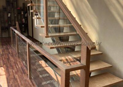 Corrimão guarda corpo madeira e vidro (10)