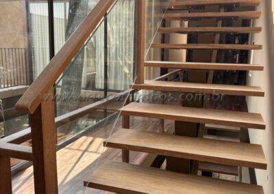 Corrimão guarda corpo madeira e vidro (11)