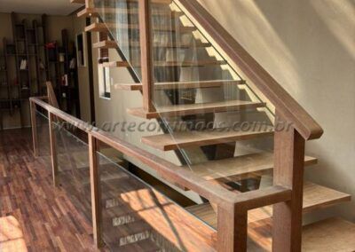 Corrimão guarda corpo madeira e vidro (13)