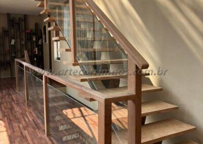 Corrimão guarda corpo madeira e vidro (14)