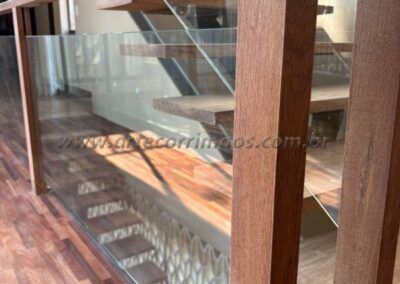 Corrimão guarda corpo madeira e vidro (2)