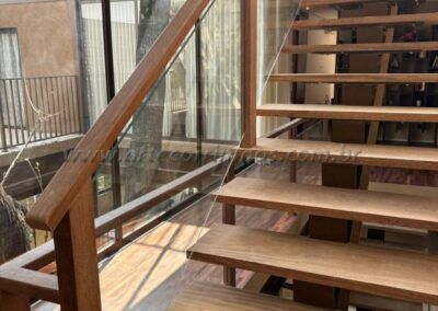 Corrimão guarda corpo madeira e vidro (6)