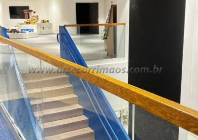 guarda corpo corrimão canaleta de madeira sob vidro (1)