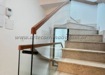 guarda corpo corrimão canaleta de madeira sob vidro (10)