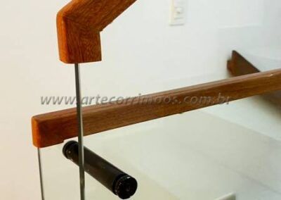 guarda corpo corrimão canaleta de madeira sob vidro (11)