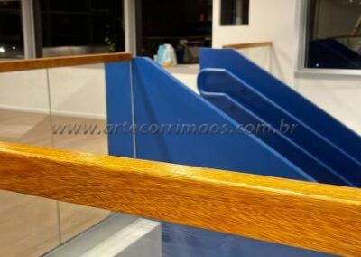 guarda corpo corrimão canaleta de madeira sob vidro (12)