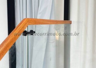 guarda corpo corrimão canaleta de madeira sob vidro (13)