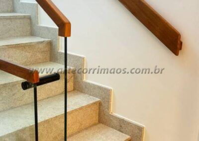 guarda corpo corrimão canaleta de madeira sob vidro (14)
