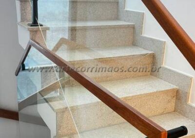guarda corpo corrimão canaleta de madeira sob vidro (16)