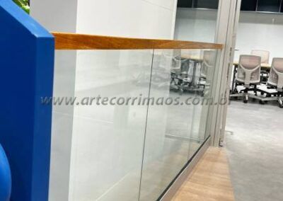 guarda corpo corrimão canaleta de madeira sob vidro (17)