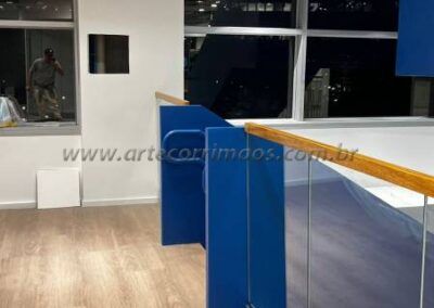 guarda corpo corrimão canaleta de madeira sob vidro (18)