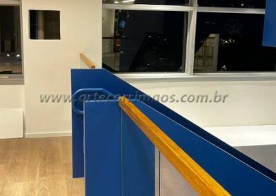 guarda corpo corrimão canaleta de madeira sob vidro (19)