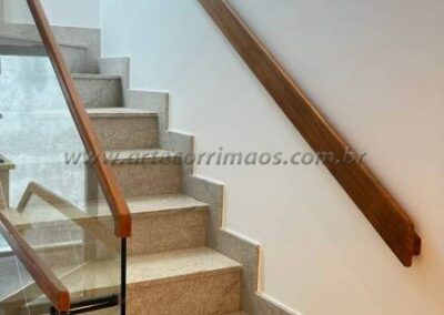 guarda corpo corrimão canaleta de madeira sob vidro (20)