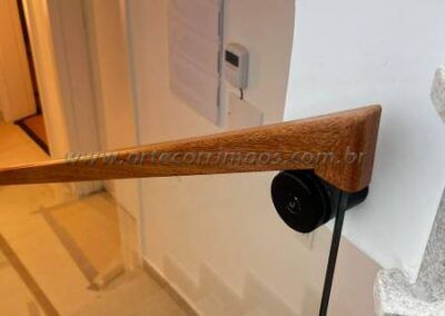 guarda corpo corrimão canaleta de madeira sob vidro (21)