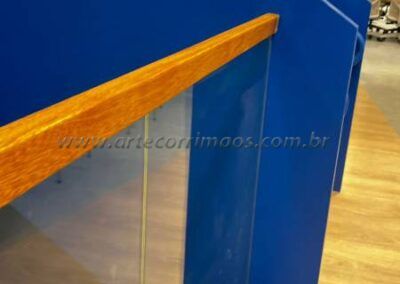 guarda corpo corrimão canaleta de madeira sob vidro (22)