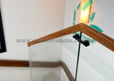 guarda corpo corrimão canaleta de madeira sob vidro (23)