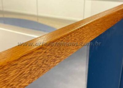 guarda corpo corrimão canaleta de madeira sob vidro (3)