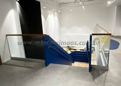 guarda corpo corrimão canaleta de madeira sob vidro (4)