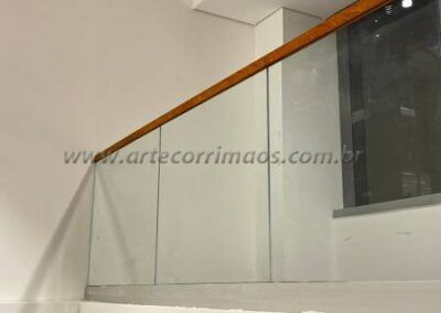 guarda corpo corrimão canaleta de madeira sob vidro (6)
