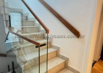 guarda corpo corrimão canaleta de madeira sob vidro (7)