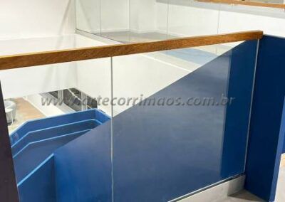 guarda corpo corrimão canaleta de madeira sob vidro (8)