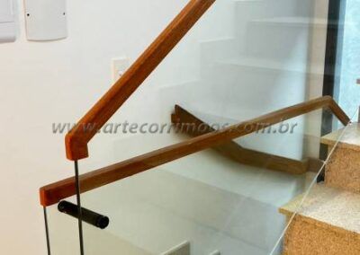 guarda corpo corrimão canaleta de madeira sob vidro (9)